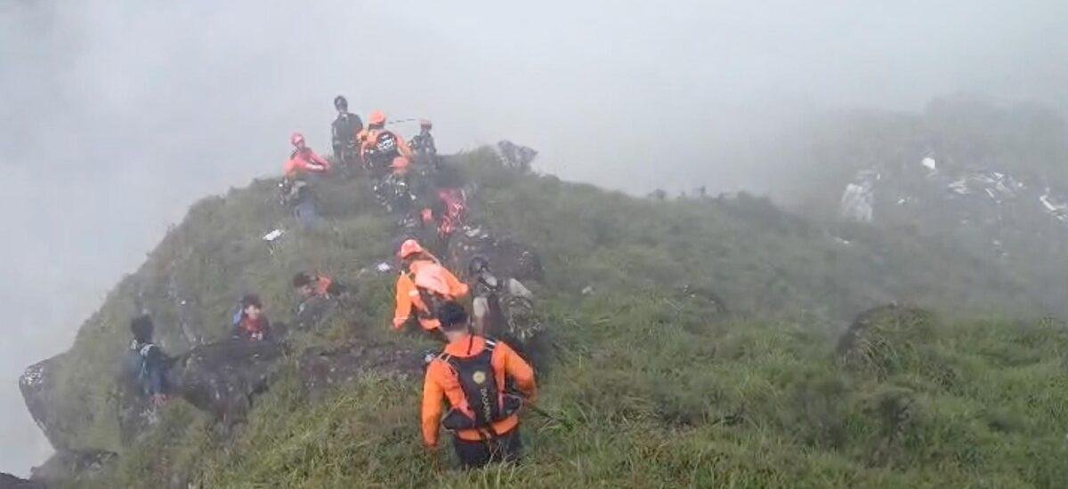 Corpos de todos os 10 passageiros do avião que caiu na Indonésia foram encontrados