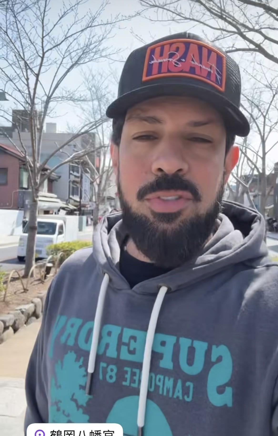 Cantor sertanejo Sorocaba conta que escapou por pouco do bombardeio no aeroporto de Dubai