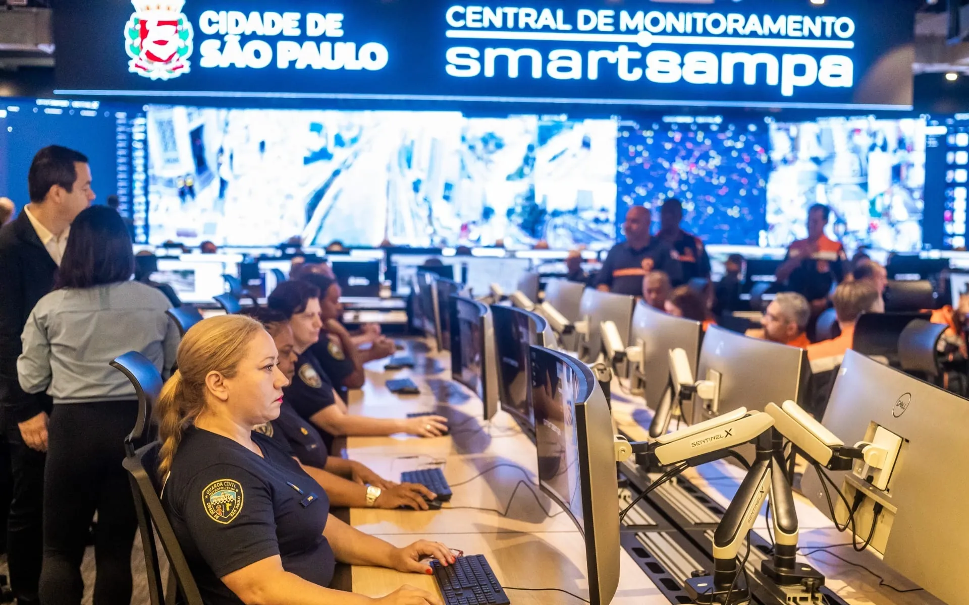 Smart Sampa passa a multar quem descarta lixo e entulho em local proibido