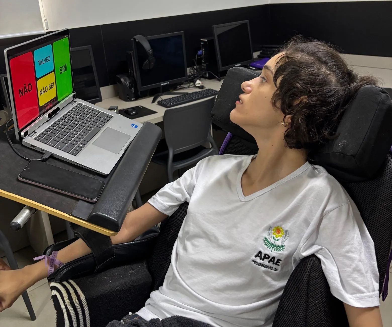 Paixão por Luan Santana auxilia tratamento de jovem com paralisia | G1