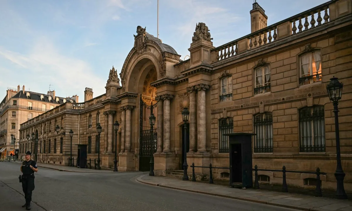 Palácio do Eliseu, sede da presidência da França, é alvo de buscas em investigação sobre cerimônias e homenagens