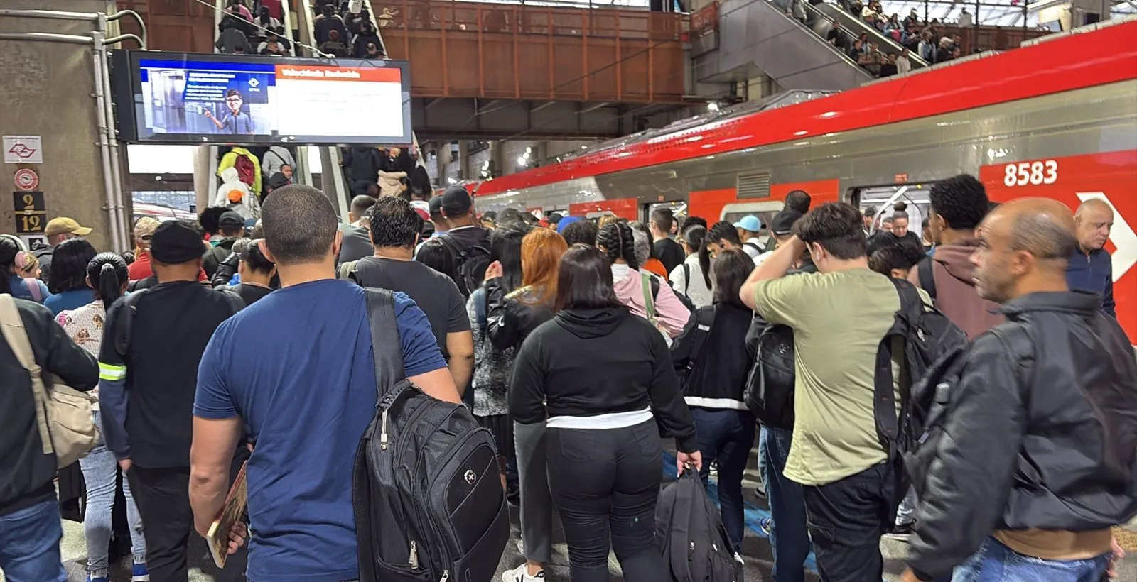 Falha na Linha 12-Safira da CPTM causa lentidão e faz viagem entre Itaquaquecetuba e Brás levar mais de 1 hora nesta quinta-feira | G1