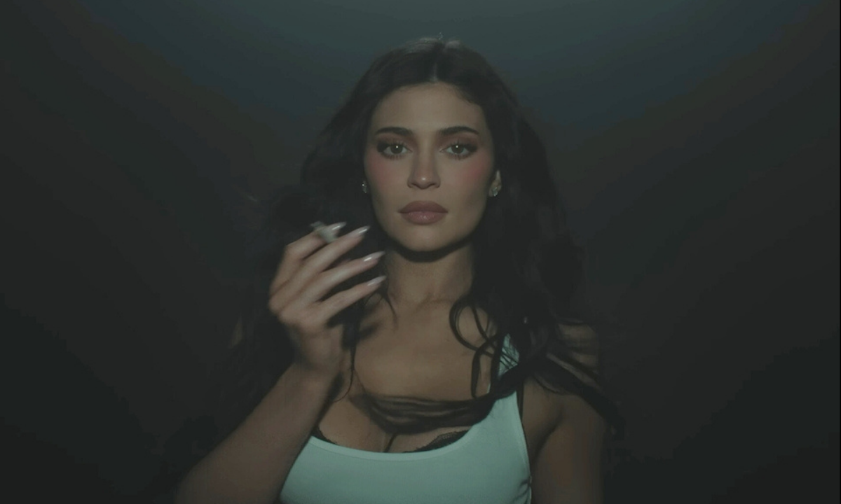Kylie Jenner é acusada de incentivar tabagismo em clipe com Charli XCX