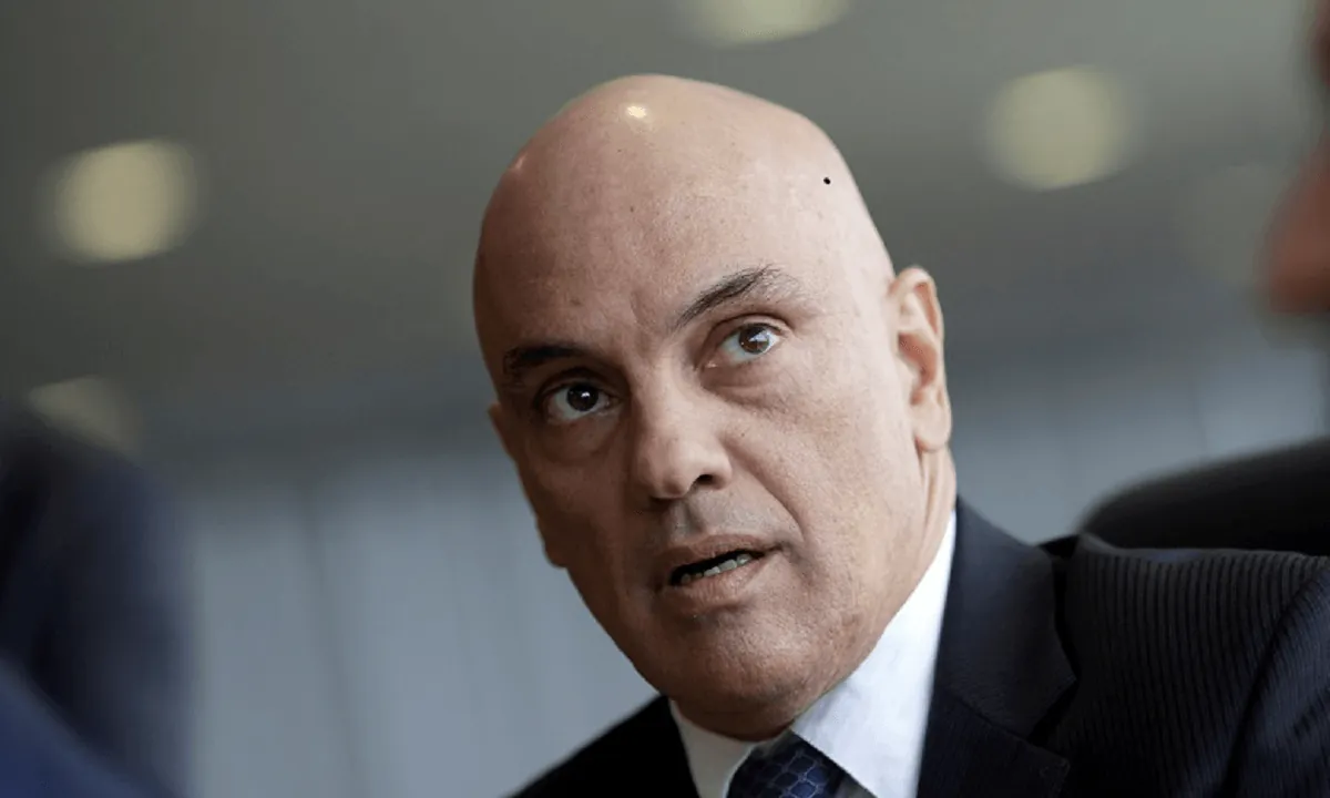 Moraes fez exames em hospital minutos antes da internação de Bolsonaro