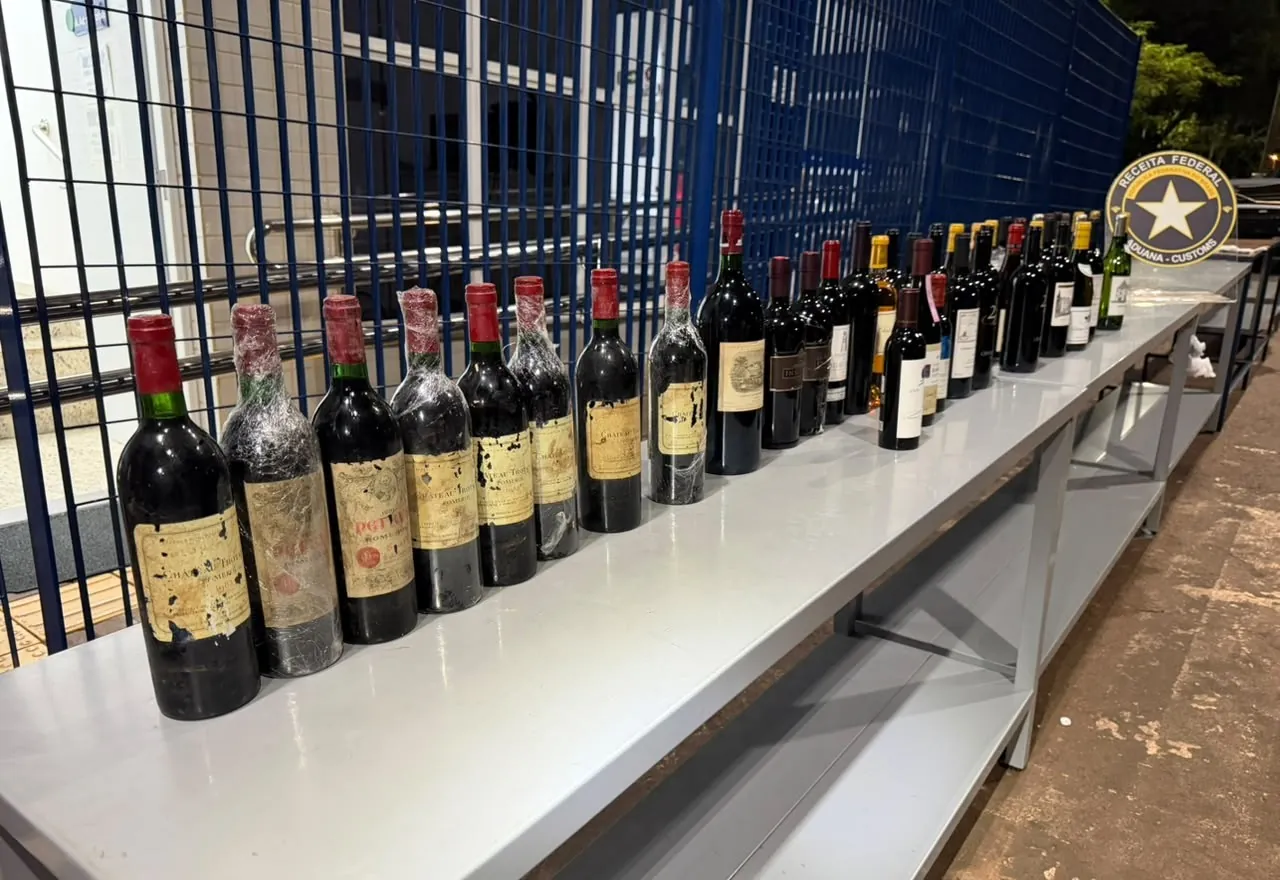 Cerca de R$ 500 mil em vinhos raros são apreendidos no Paraná a 50km da fronteira com o Paraguai