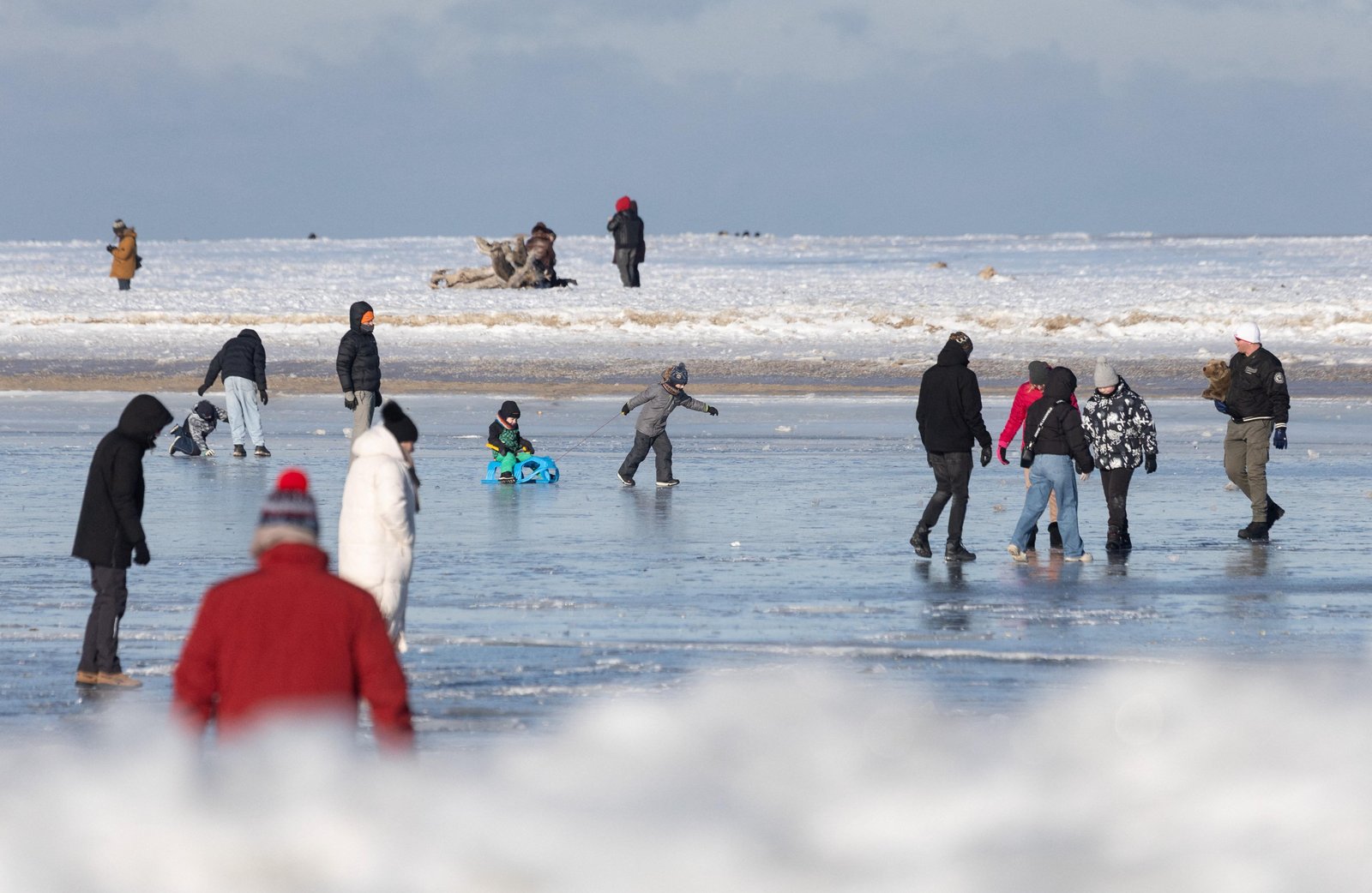 Moradores caminham sobre o mar congelado em praia na Polônia | G1