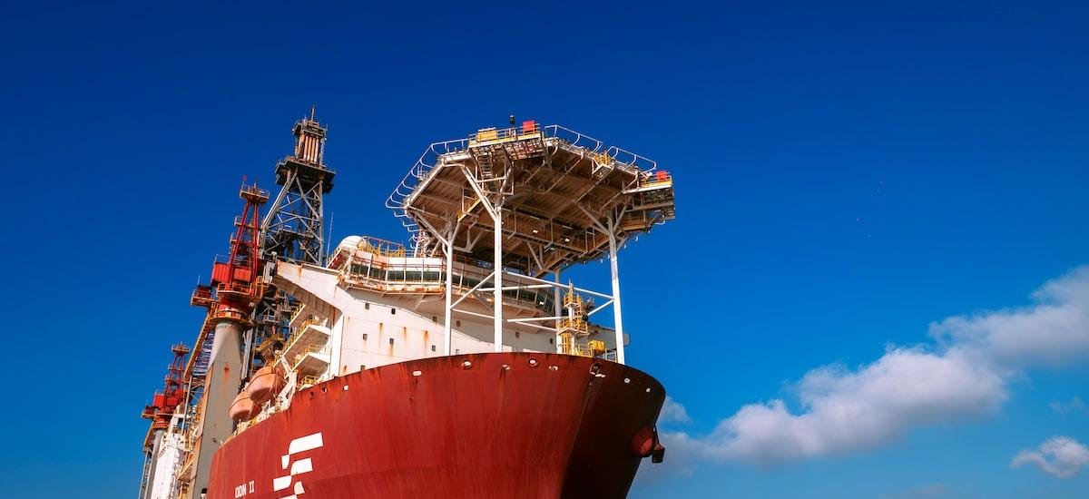 Petróleo dispara após ataques ao Irã e Brent supera 80 dólares