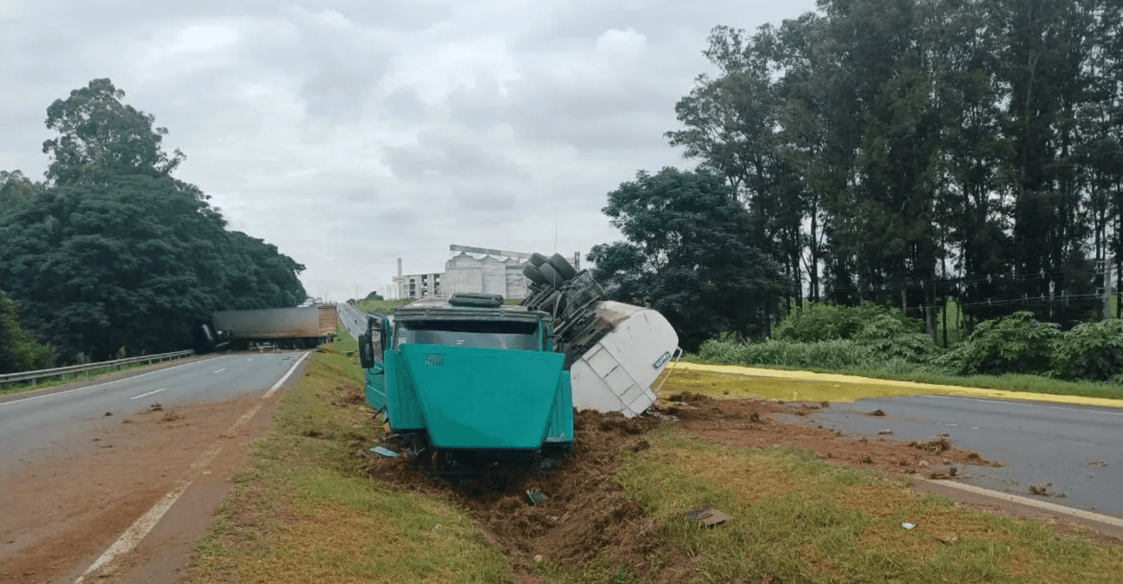 Acidente com caminhões bloqueia BR-376 em Ponta Grossa