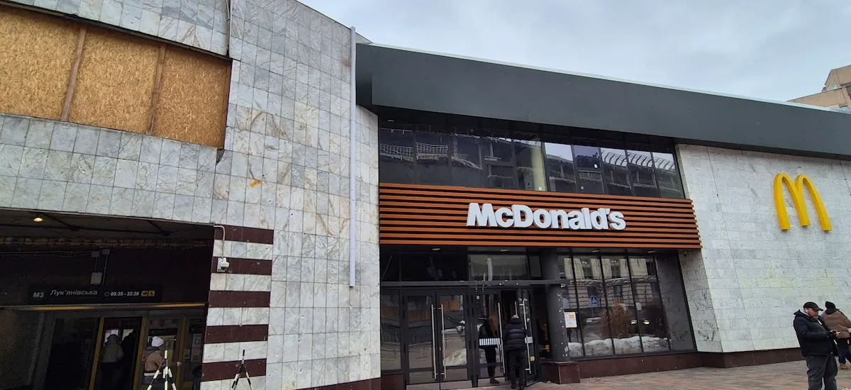 Como o McDonald’s mais perigoso do mundo vende seus Big Macs na Ucrânia