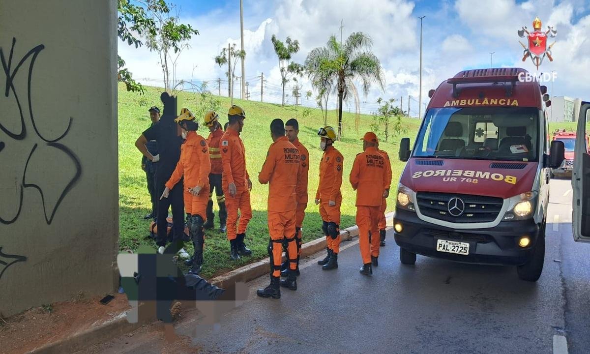 Motociclista de 60 anos morre após bater em pilar de viaduto no DF