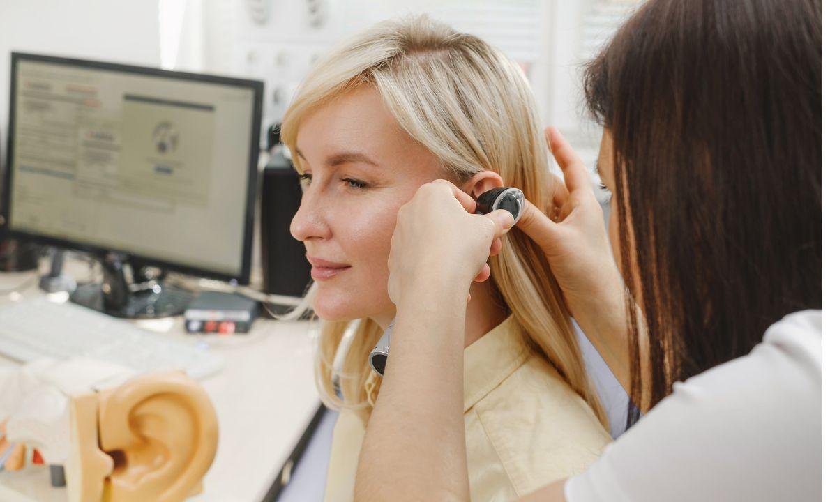 Otorrino aponta 2 sinais sutis que podem indicar problemas de audição