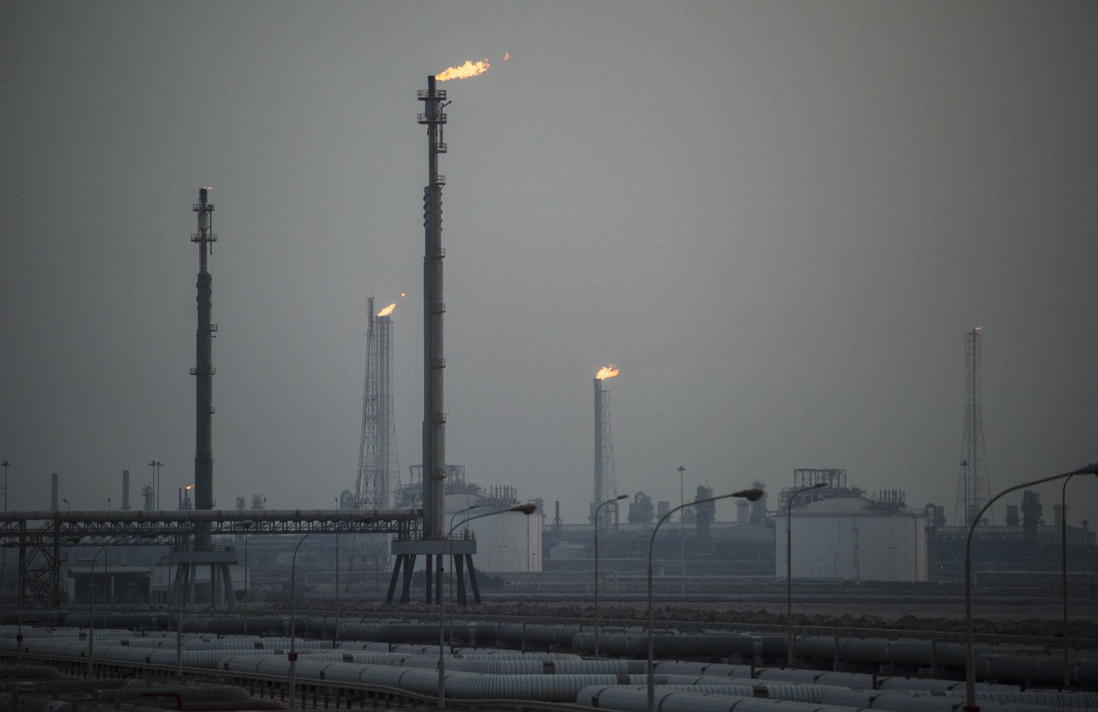 Estoques de petróleo dos EUA caem muito mais do que o esperado; entenda