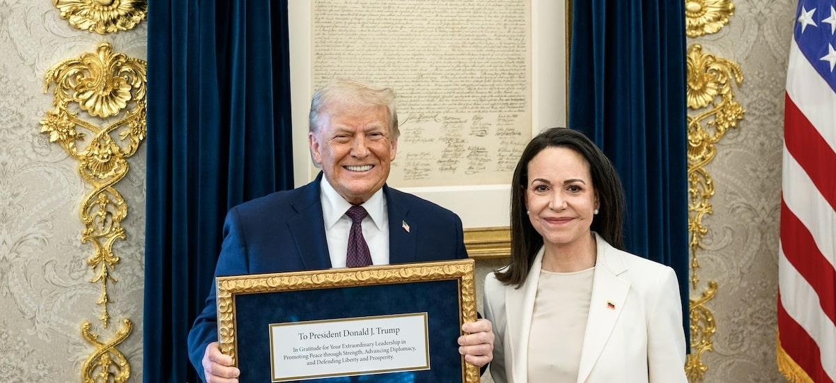 Casa Branca posta foto de Trump com Nobel da Paz nas mãos ao lado de María Corina