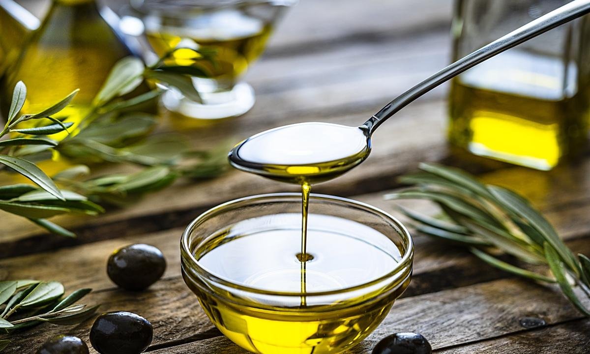 Como o azeite de oliva pode ajudar o coração, o intestino e a pele