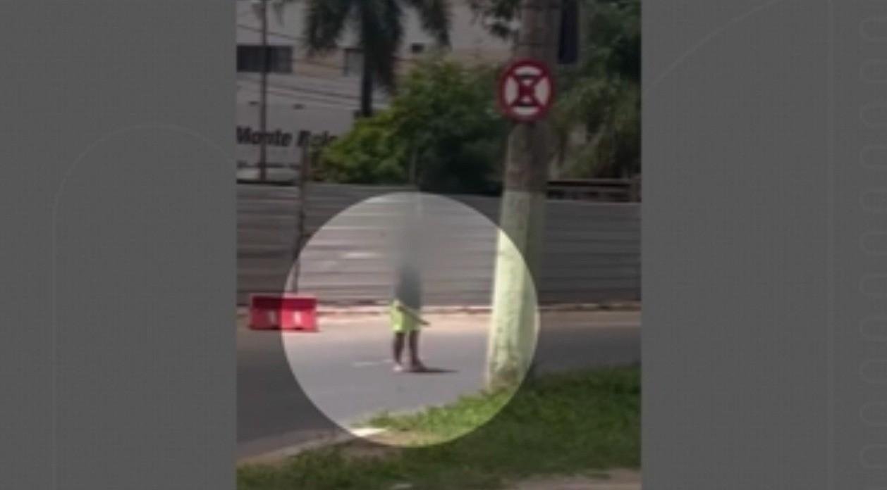 VÍDEO: Motorista de van escolar é flagrado com facão na mão em avenida movimentada de Montes Claros | G1