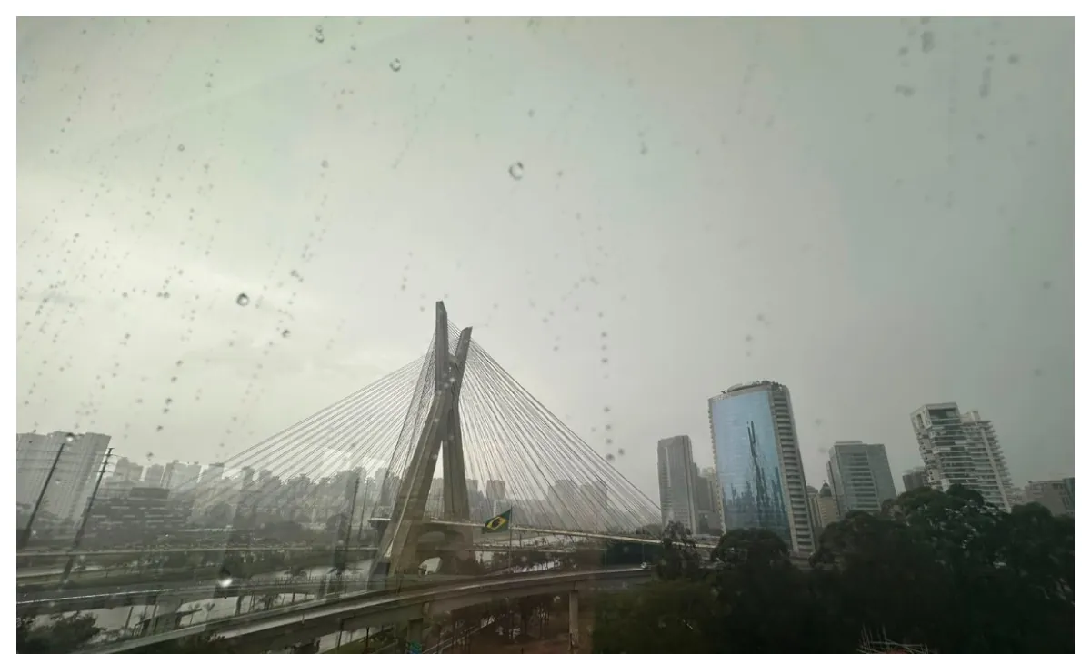 São Paulo tem chuva e ventos fortes; céu nublado faz 'dia virar noite' em vários pontos da cidade