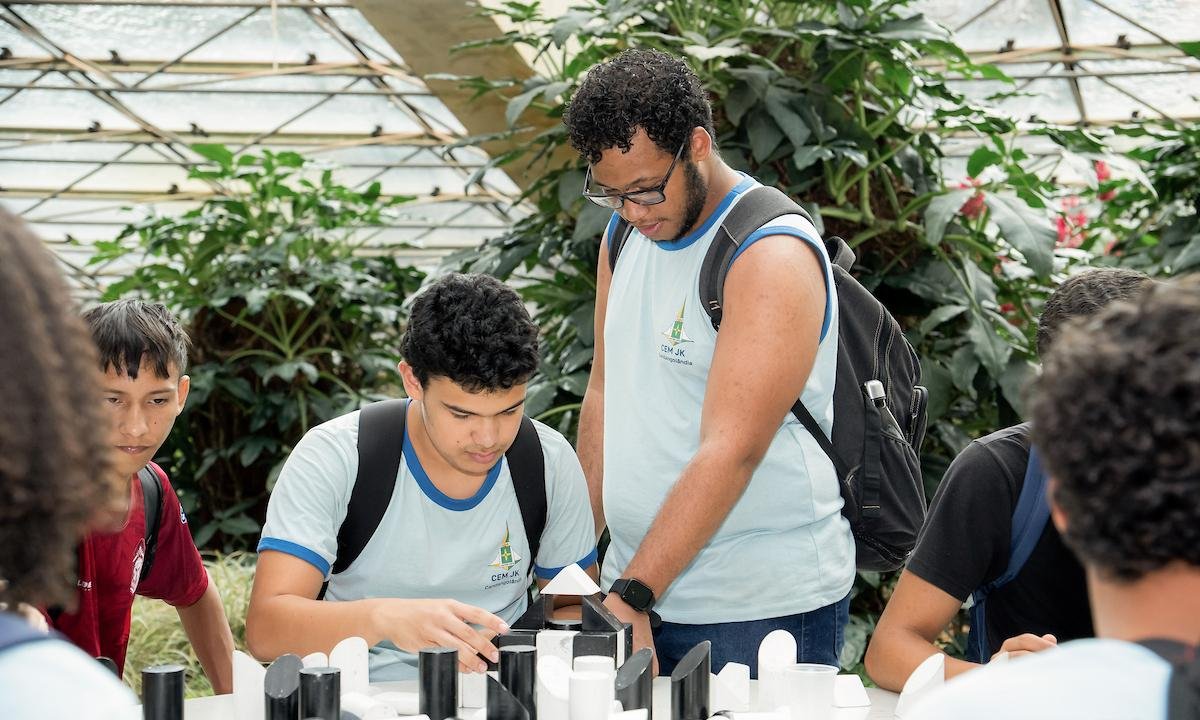 Alunos da Candangolândia visitam mostra de Sergio Camargo no DF
