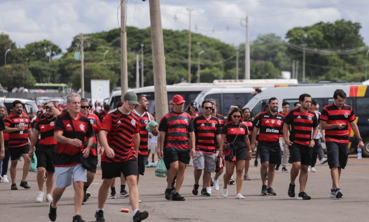 Torcida do Flamengo canta antes de partida da Supercopa do Brasil