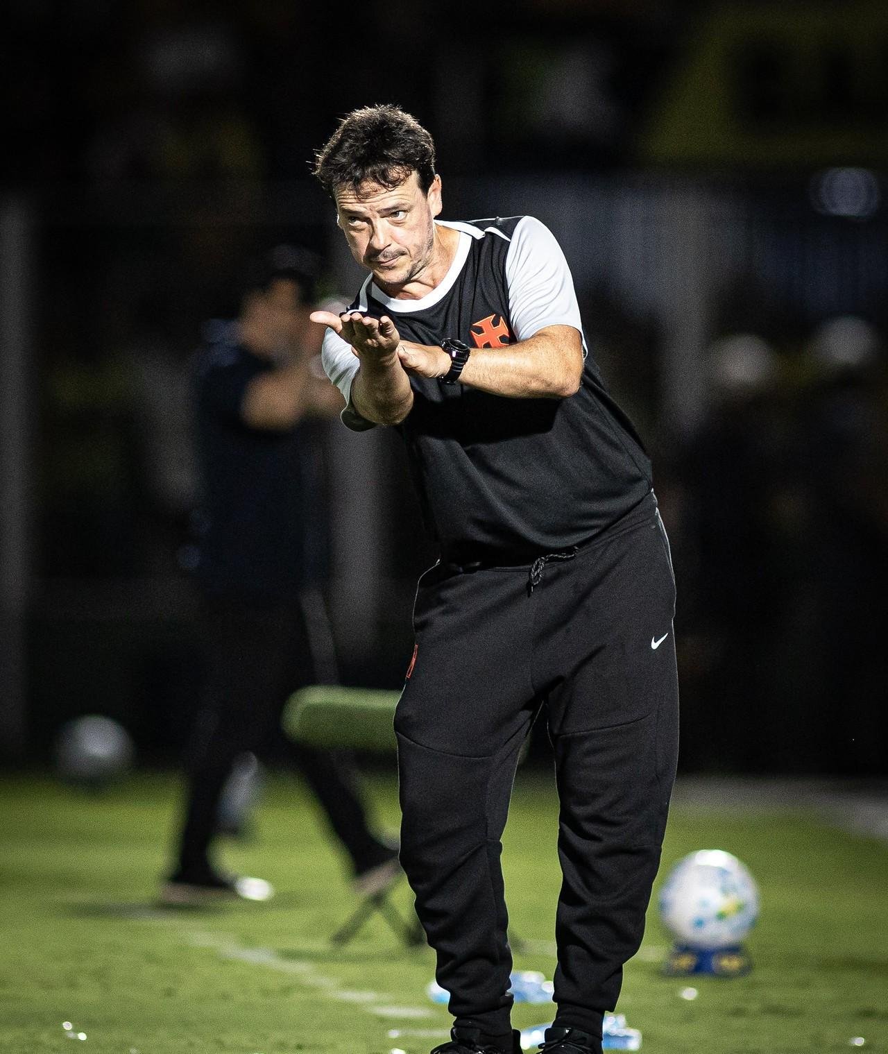 Técnico do Vasco, Fernando Diniz comenta bronca em Nuno Moreira: 'Jogador sabe que é para o bem'