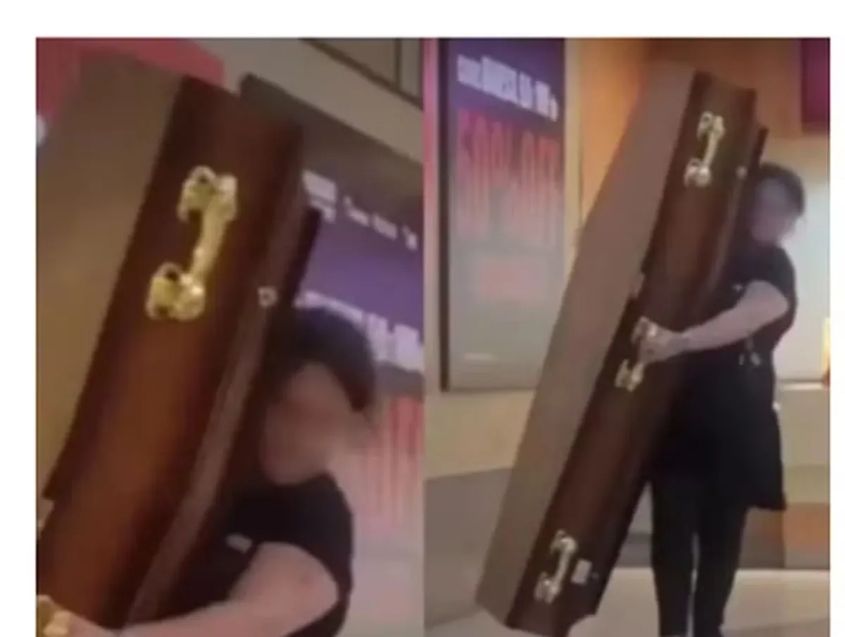 Até 'o fim': mulher inova e leva caixão para encher de pipoca em cinema de Santo André | G1