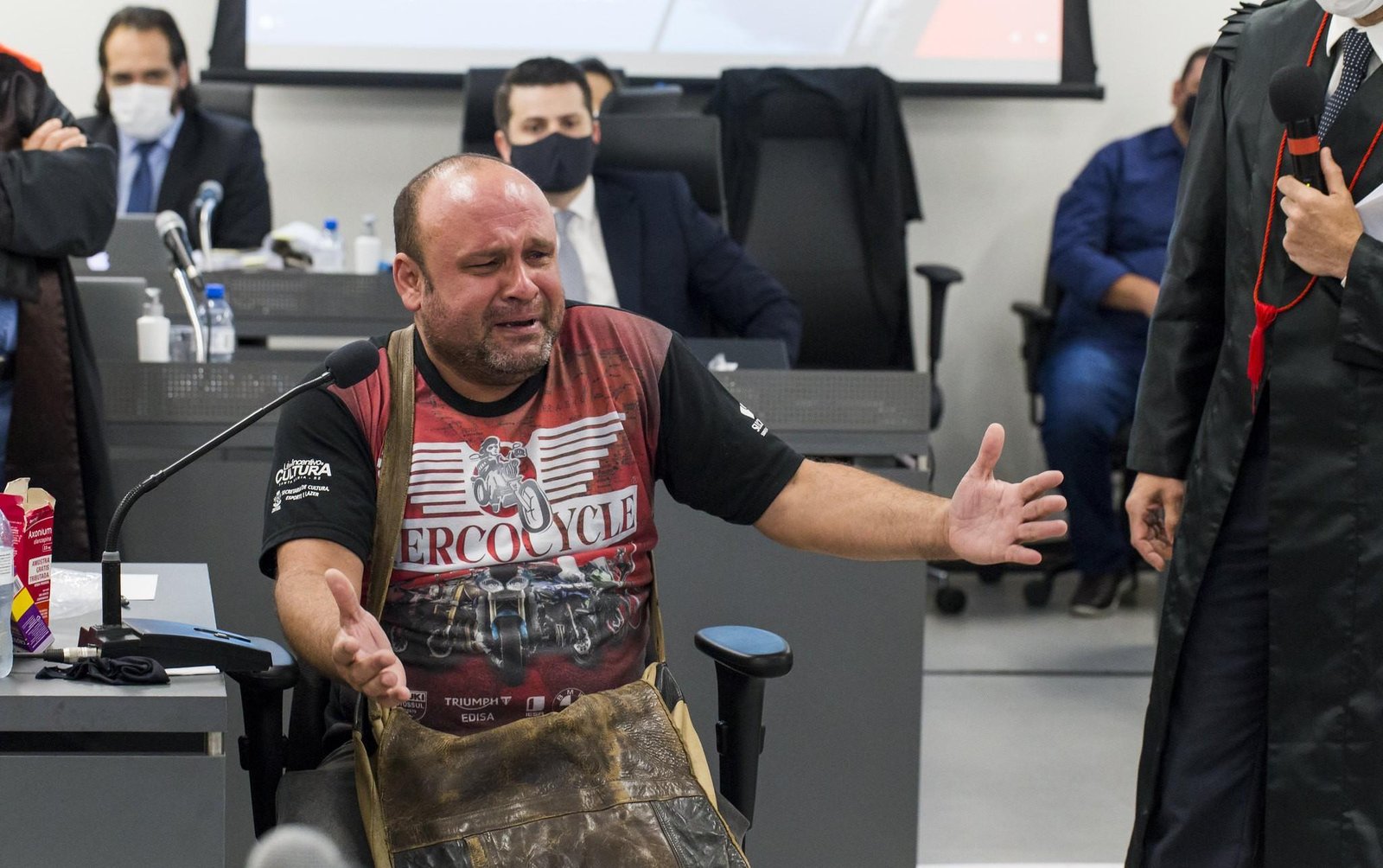 Kiss: Justiça concede liberdade condicional a assistente de banda | G1