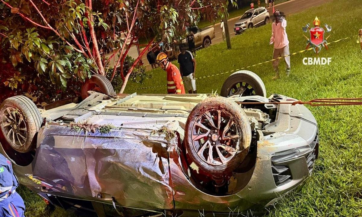 Mulher com criança morre ao ser arremessada de carro em acidente no DF