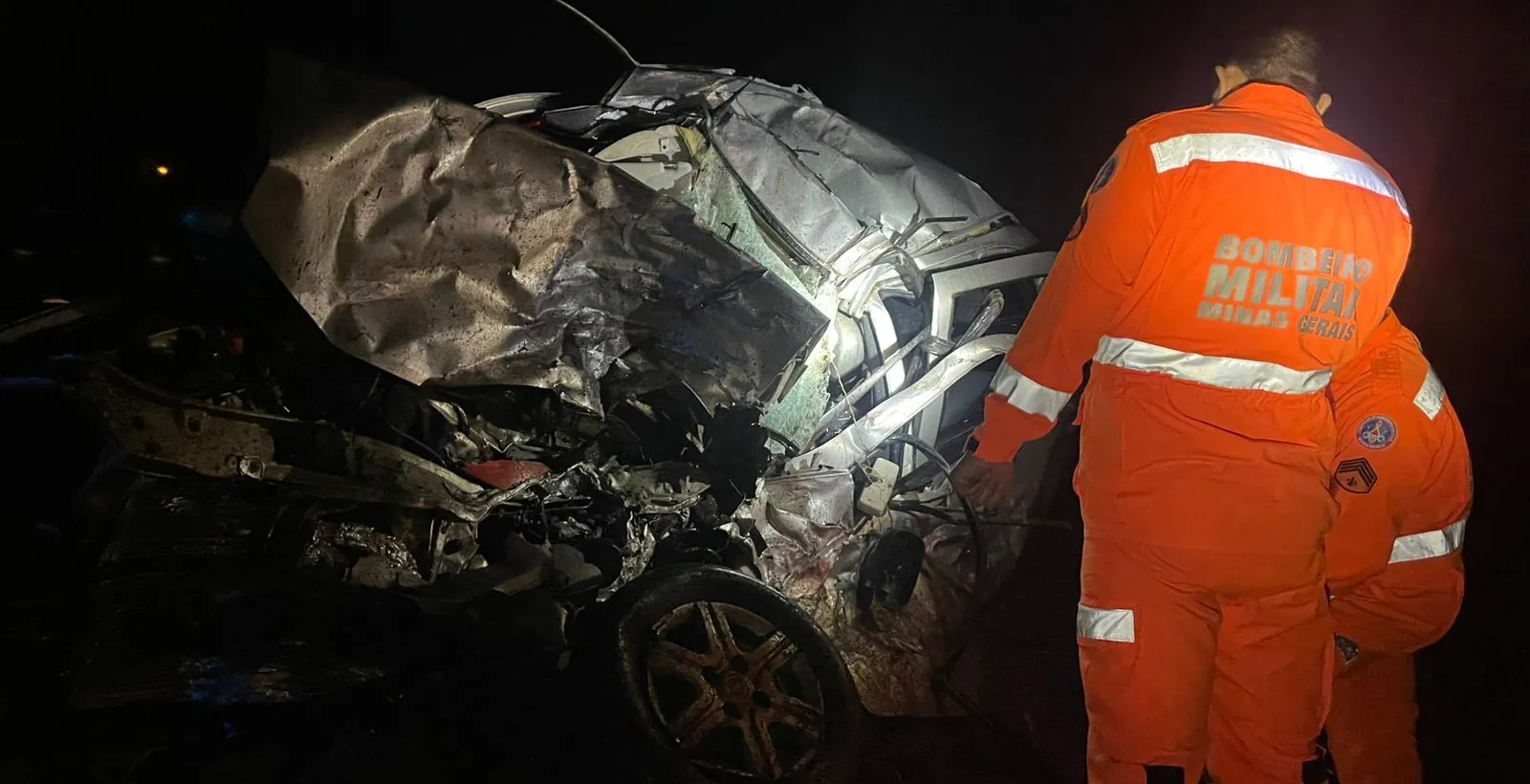 Batida entre carro e bitrem mata casal na BR-364 em Frutal | G1