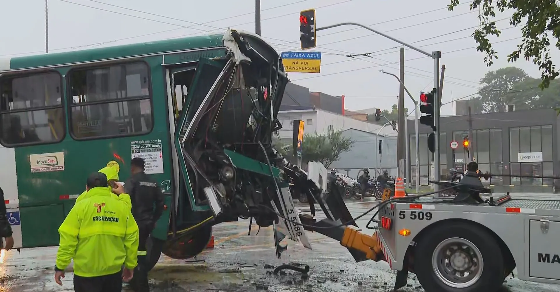 Caminhão desgovernado bate em ônibus e deixa seis feridos na Água Rasa, Zona Leste de SP; caminhoneiro fugiu do local | G1