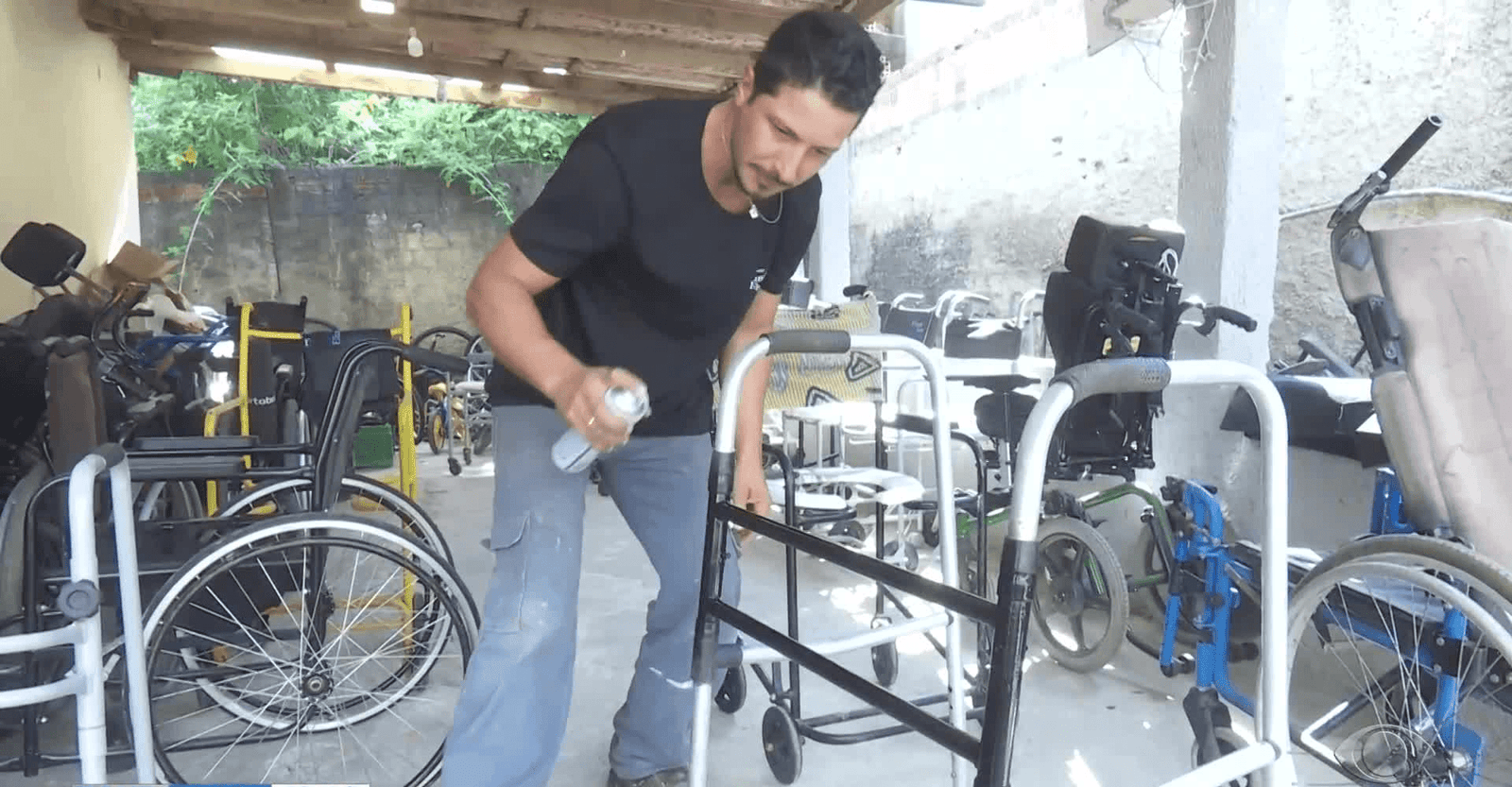 Servidor usa folga para consertar cadeiras de rodas em Colombo
