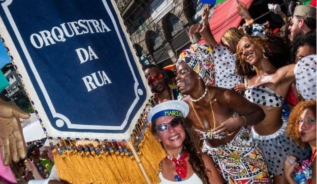 'Beija e anda!': A solução para o carnaval de rua é mais carnaval