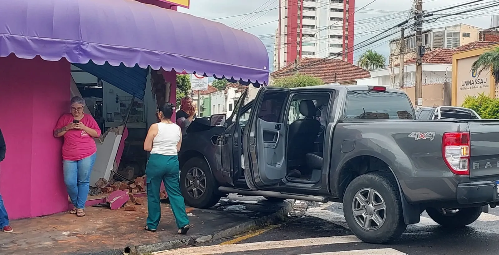 Caminhonete invade padaria após colisão no centro de Rio Preto | G1