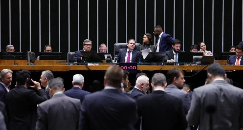 Câmara aprova projeto que dá pacote de benefícios a partidos, com renegociação de dívidas por 15 anos, brecha para disparos de mensagens e teto para multas