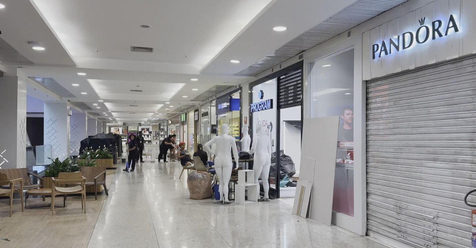 Um mês após incêndio, cheiro de fumaça é sentido no Shopping Tijuca | G1