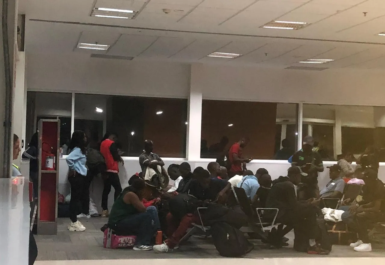 Haitianos dormiram em cadeiras e colchões de sala reservada após avião ficar retido em Viracopos | G1