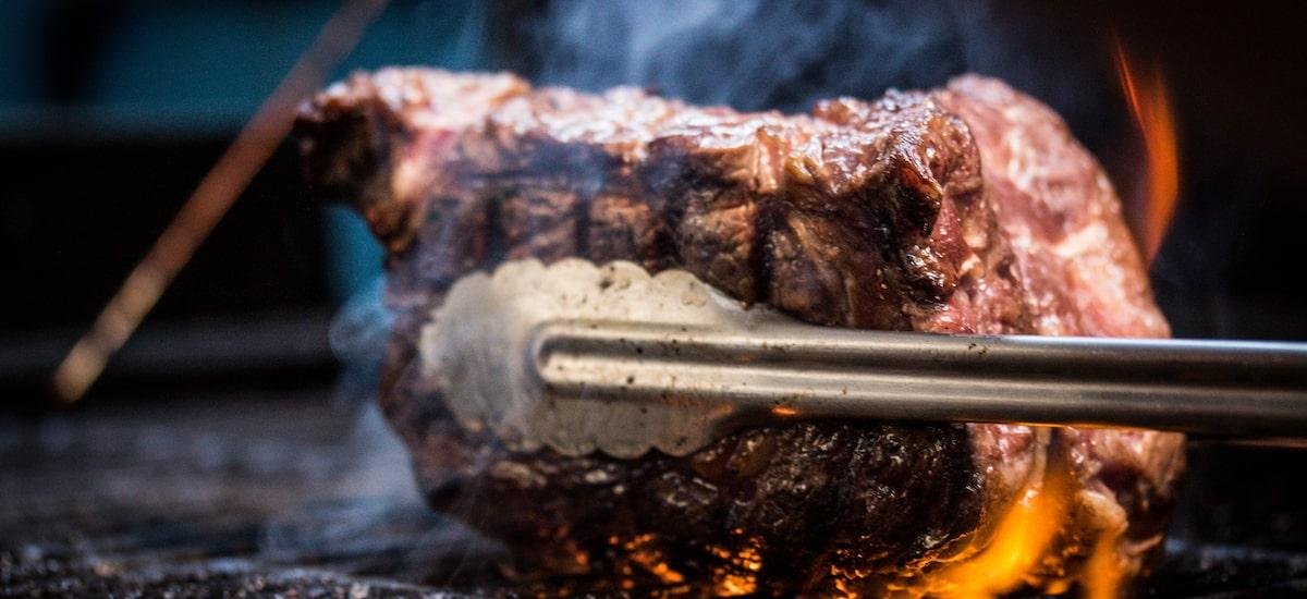Temperar a carne no churrasco: antes ou depois da grelha? Especialistas revelam