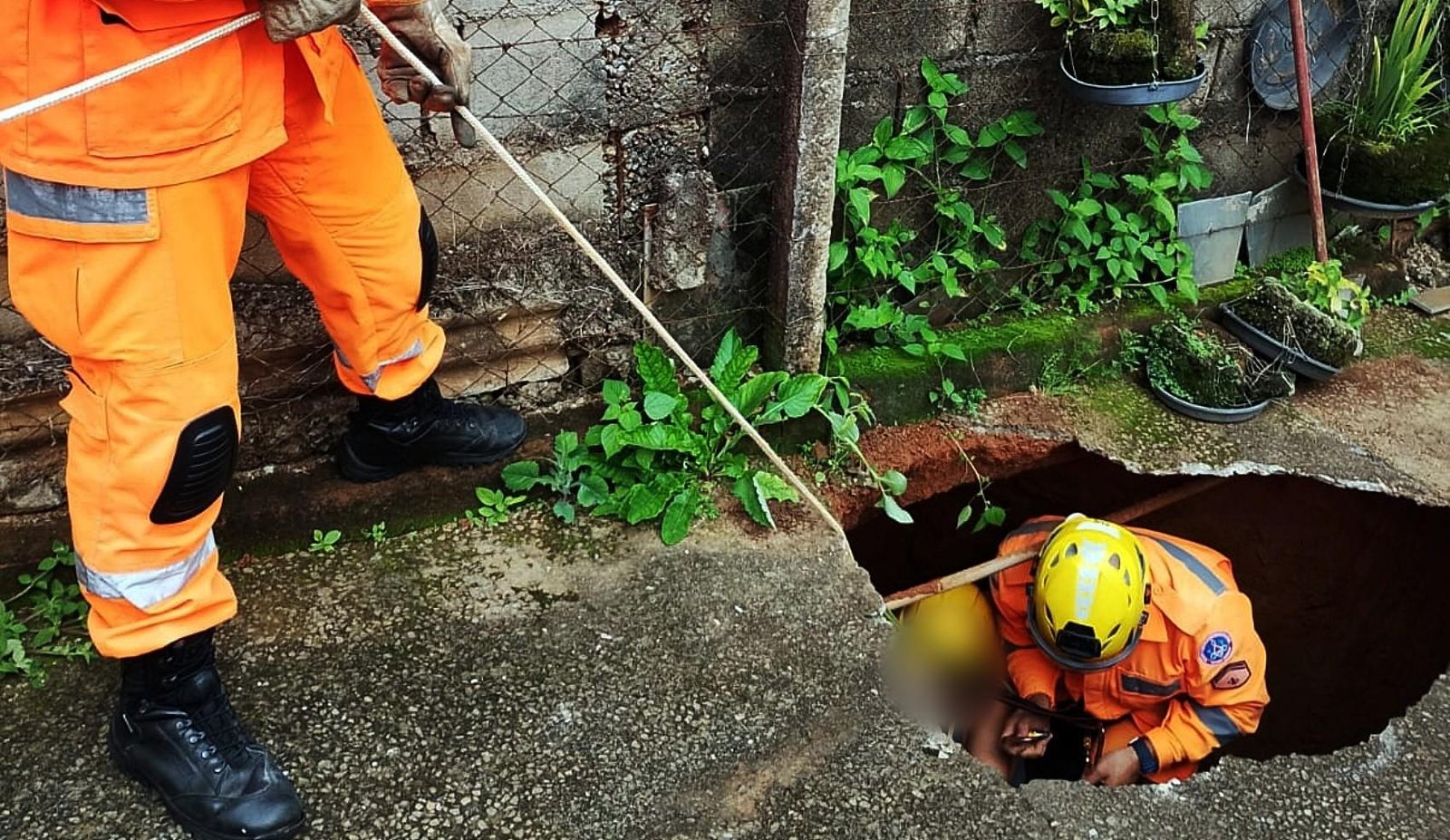 Idosa cai em cisterna de cinco metros após o solo ceder em quintal de Cambuquira, MG | G1