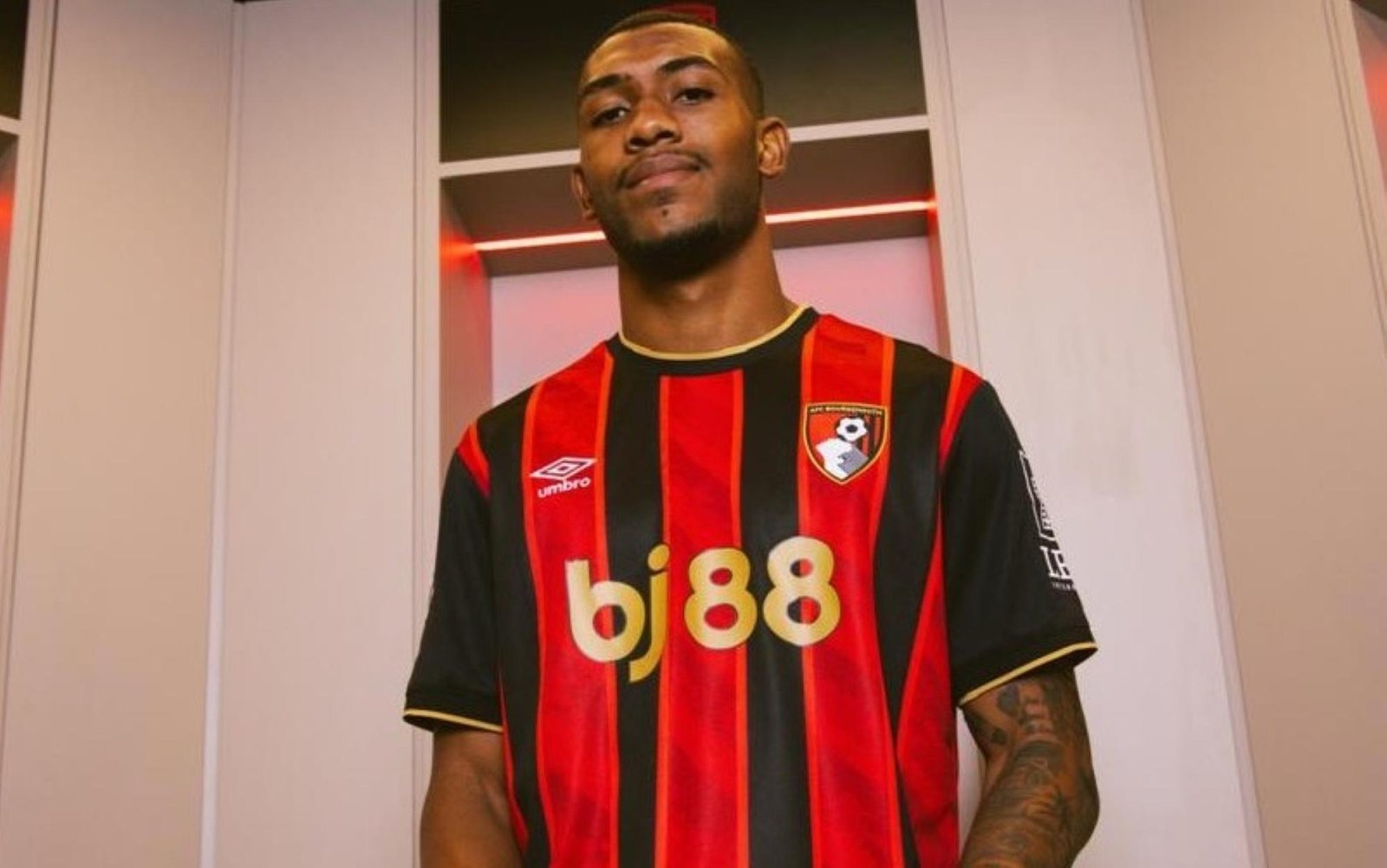 Técnico do Bournemouth fala sobre chances de Rayan ser titular do time