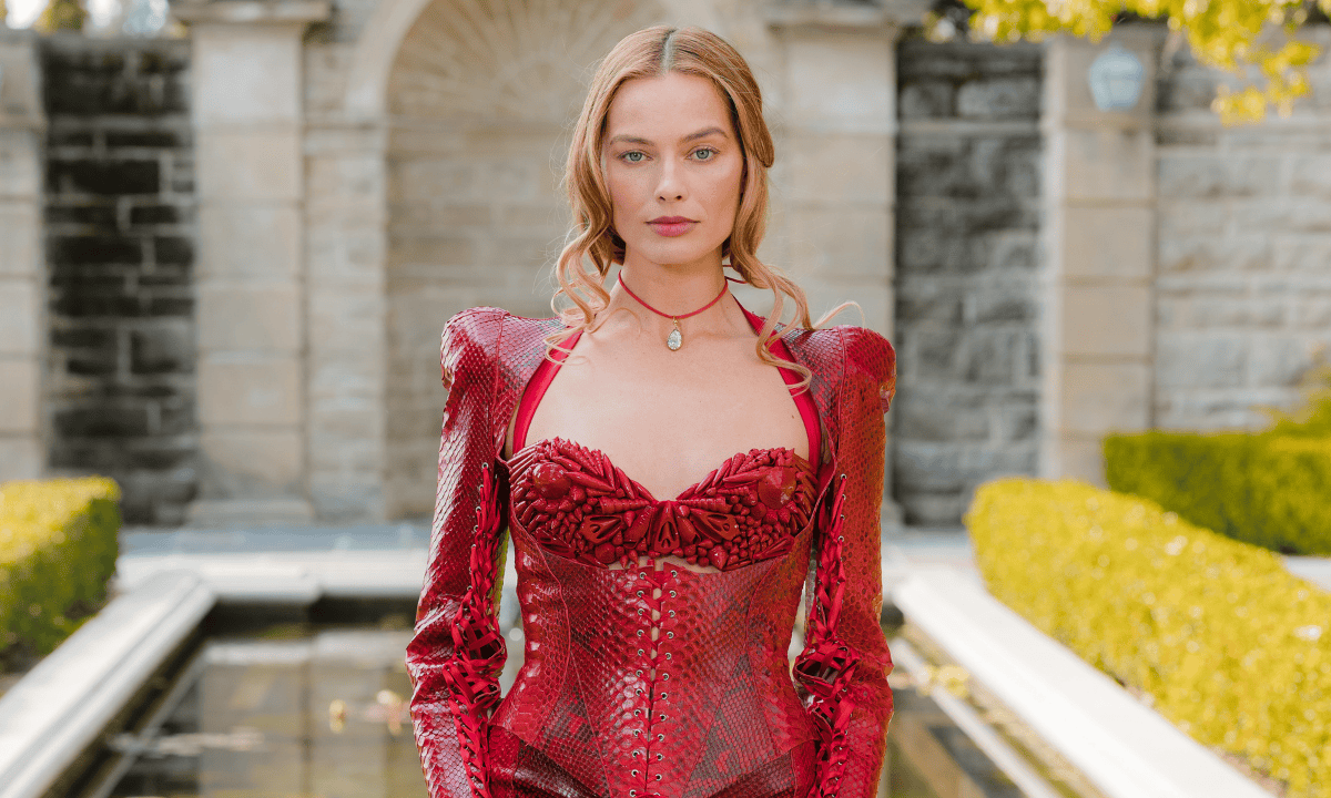Looks de Margot Robbie evocam o drama de O Morro dos Ventos Uivantes