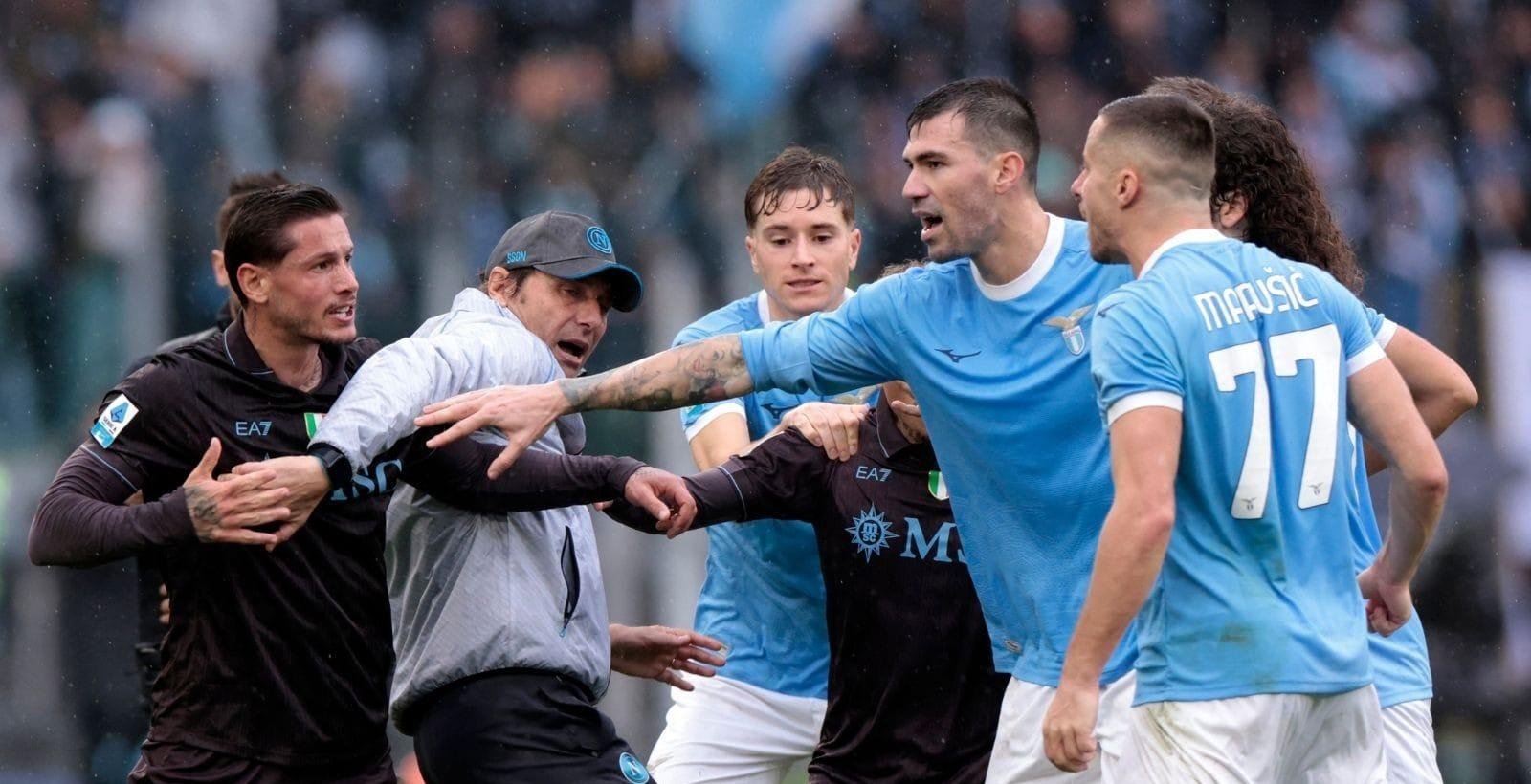 Com briga e 3 expulsos, Napoli vence a Lazio e encosta na liderança