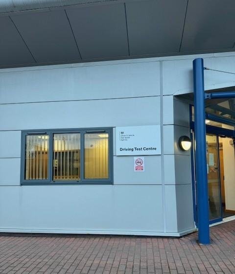 Homem é preso por dirigir sob efeito de drogas enquanto fazia exame para habilitação no Reino Unido