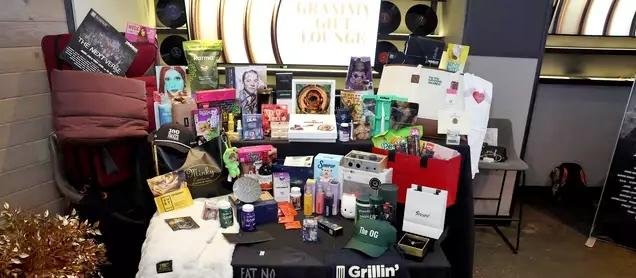 Vinho e mel de R$ 3 mil: a sacola de brindes de luxo do Grammy