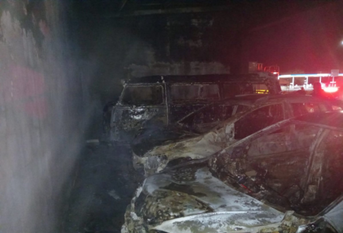 Homem é preso após incendiar quatro carros de revendedora e dois veículos estacionados em rua; VÍDEOS | G1