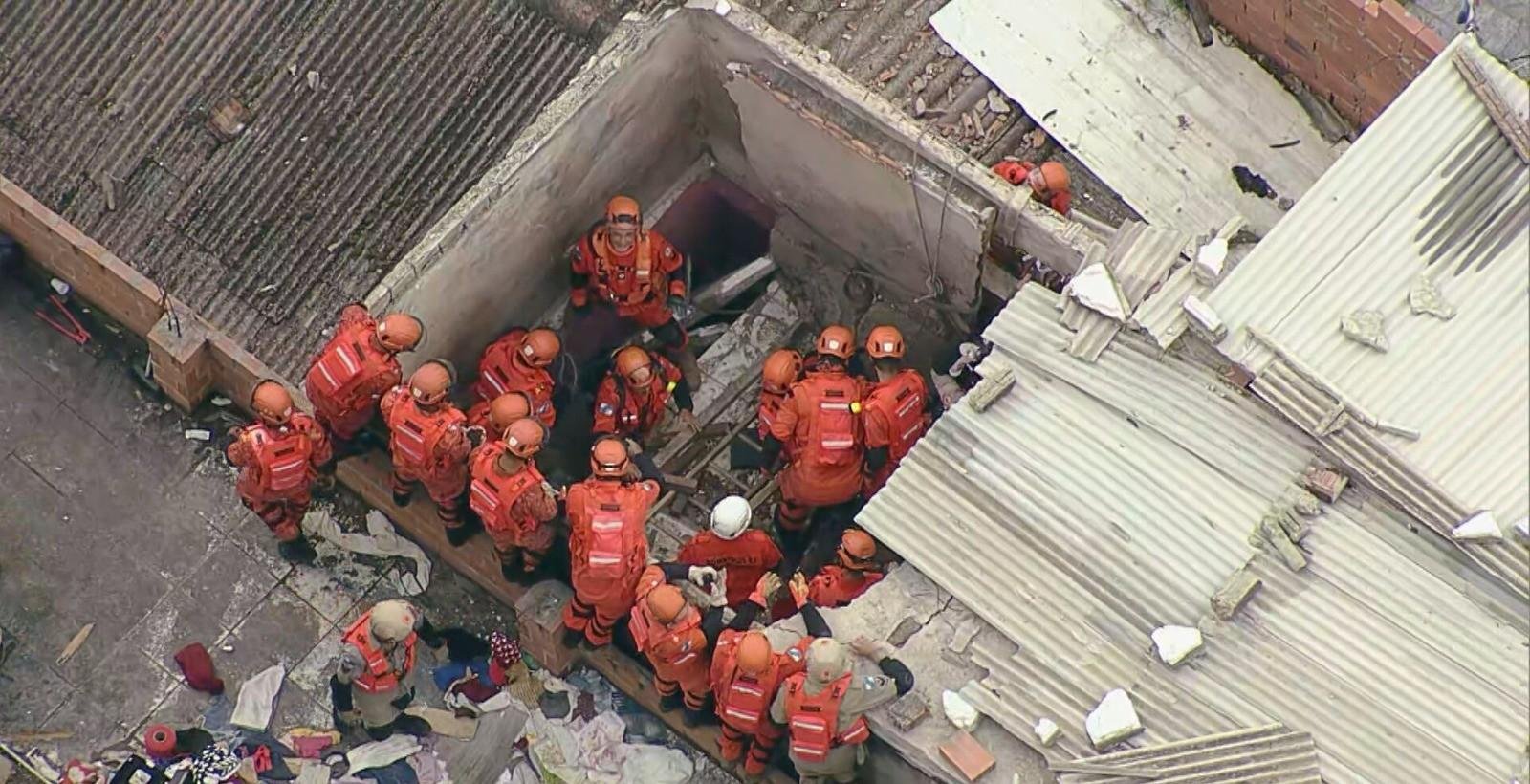 Casa desaba em Madureira; homem é resgatado dos escombros | G1