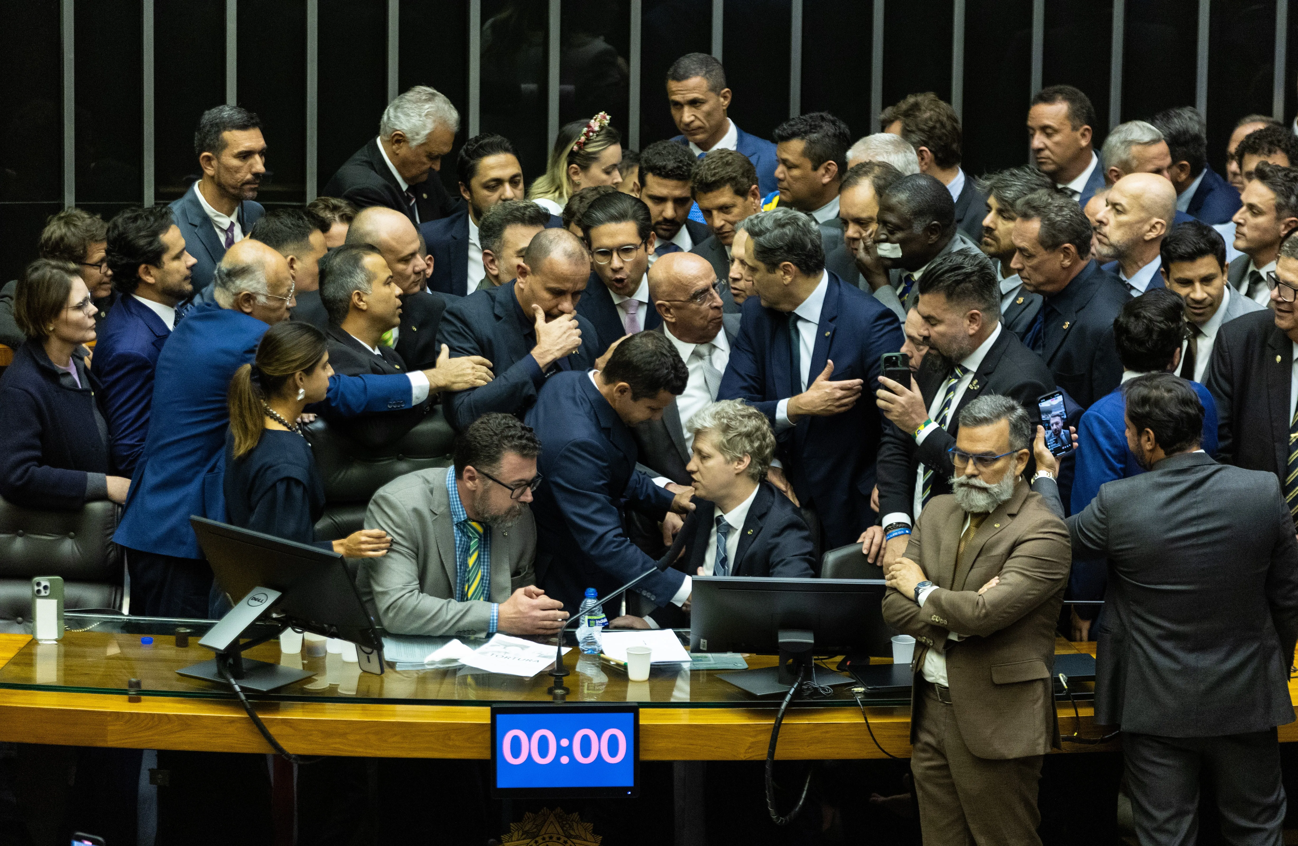 Conselho da Câmara suspende deputados da oposição por dois meses por ocupação da Mesa Diretora