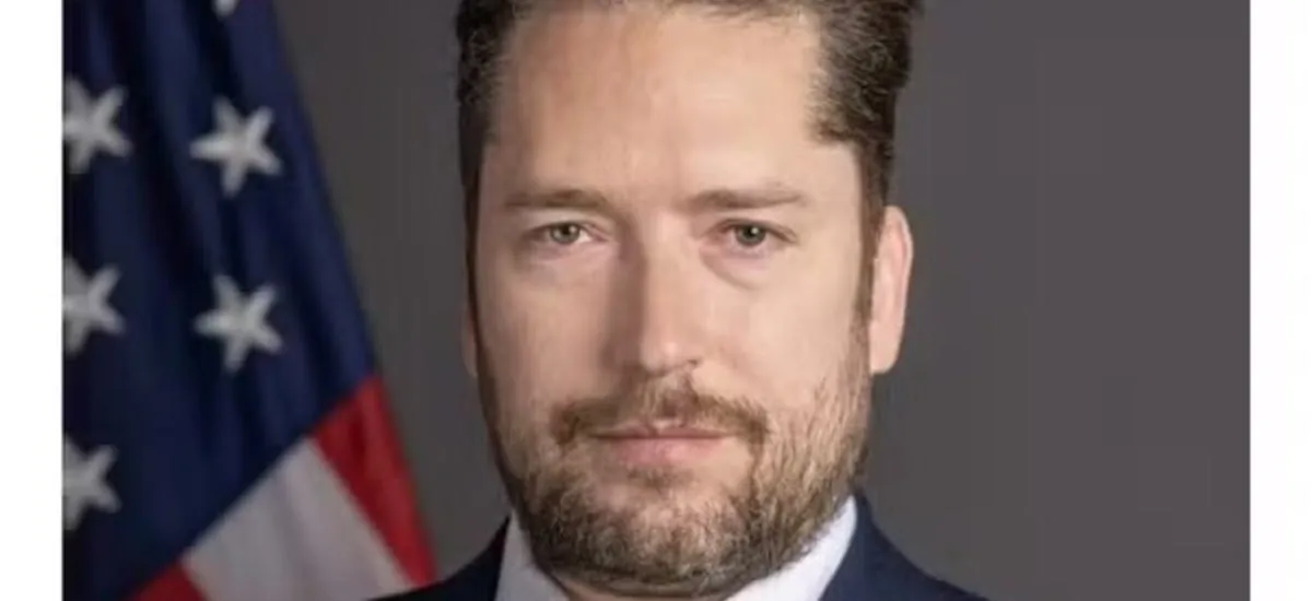 Governo Lula revoga visto de assessor de Trump que visitaria Bolsonaro na cadeia