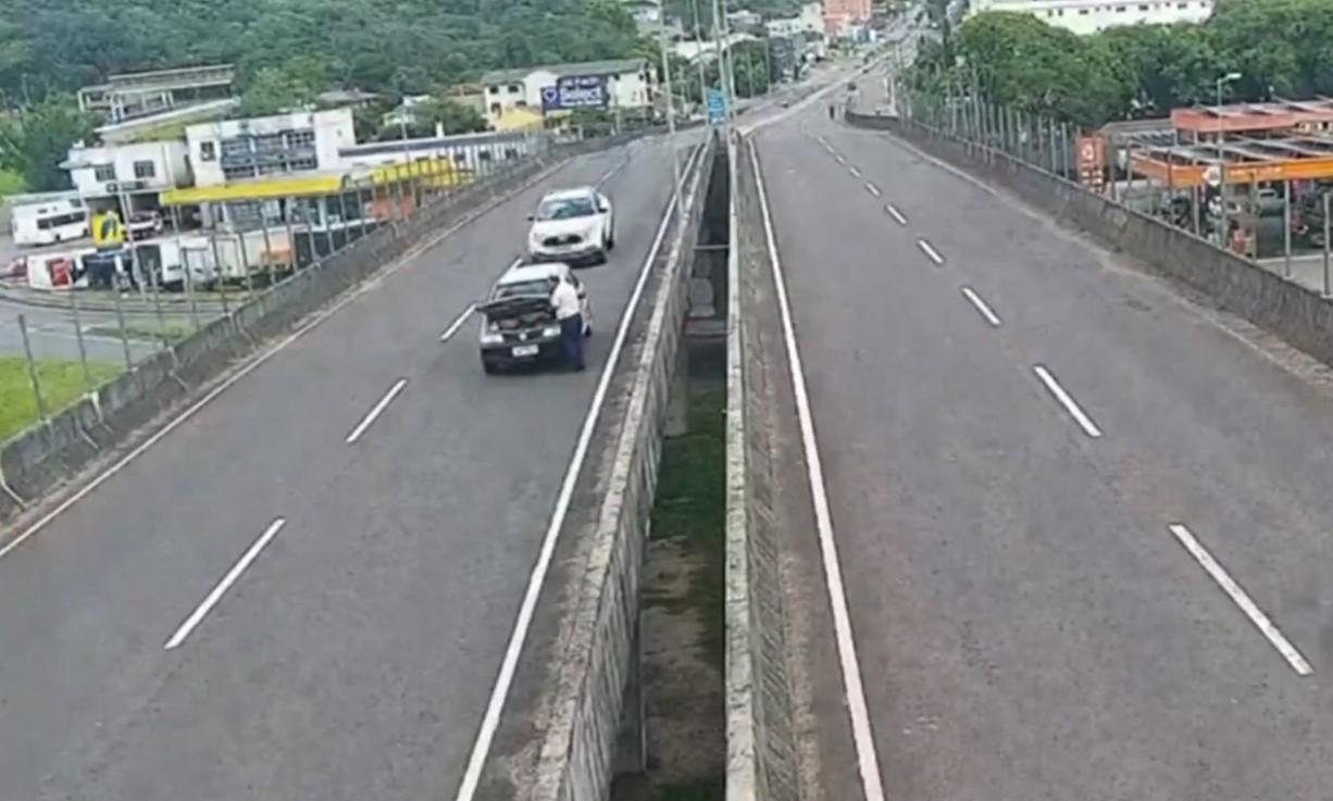 Homem é arremessado e morre ao parar carro em viaduto para fechar capô