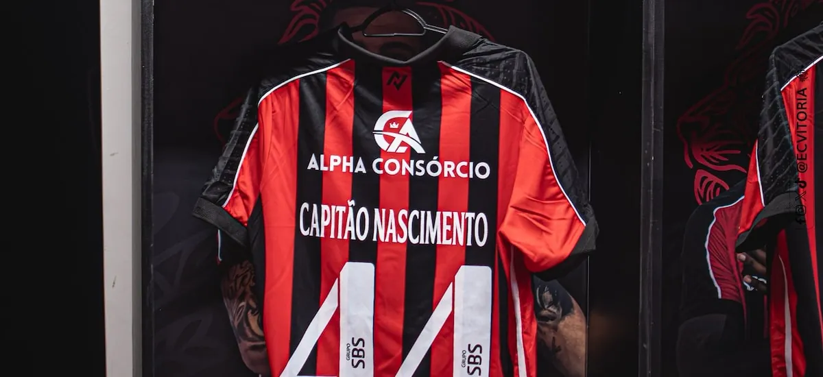 Vitória usa camisa com nomes de personagens de Wagner Moura, indicado ao Oscar; veja imagens