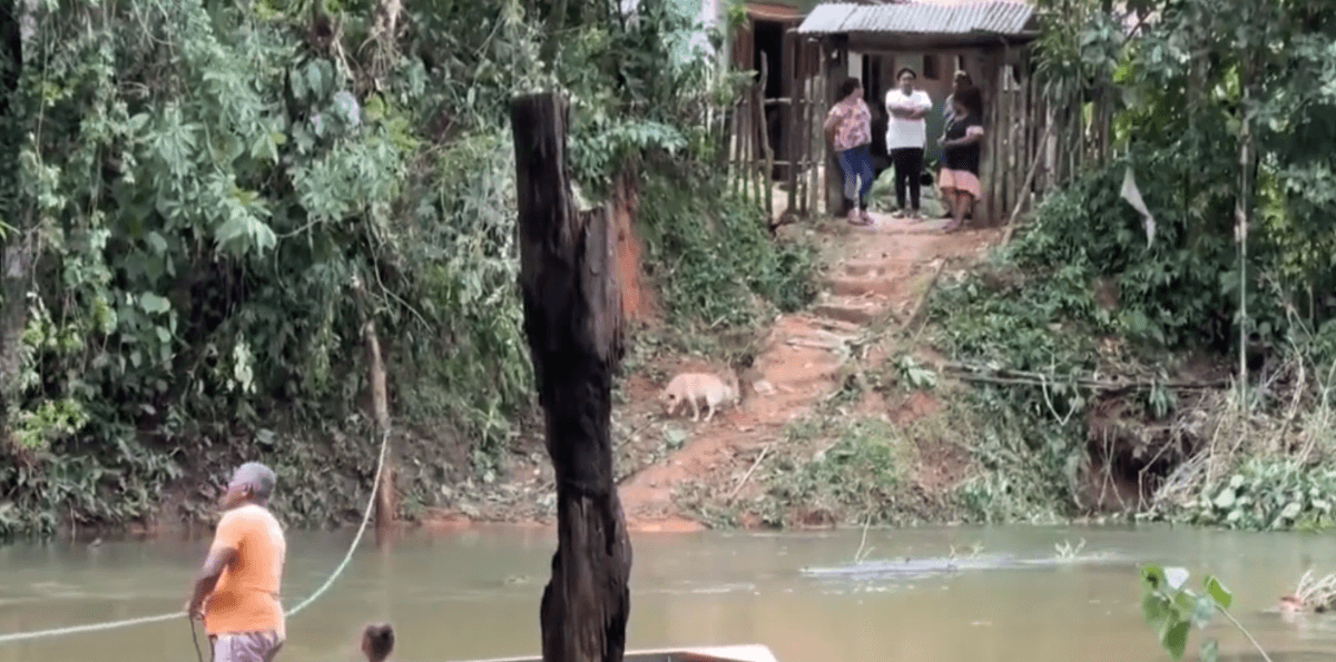 Após fortes chuvas, ponte cai e comunidade fica isolada em Ubatuba