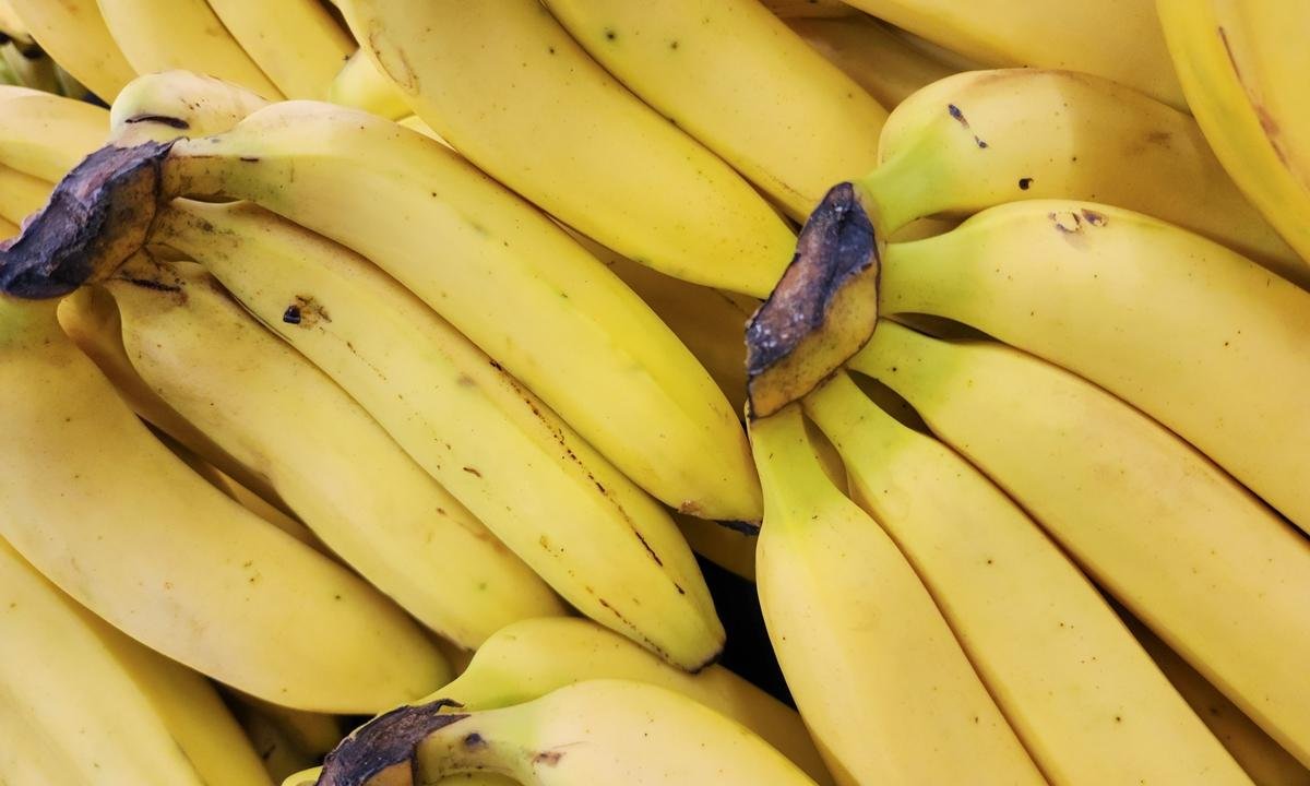 Nutricionistas explicam se é verdade que a banana prende o intestino