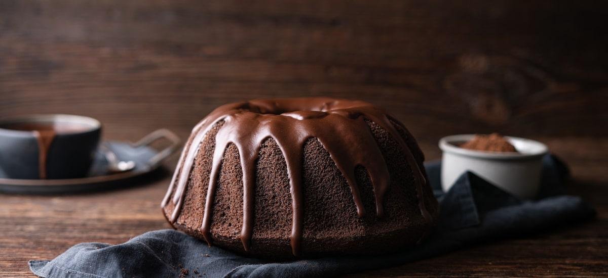 O ingrediente que deixa o bolo de chocolate mais intenso e derretendo na boca